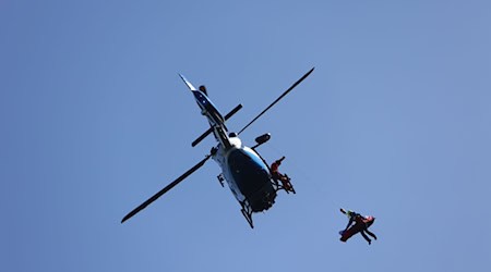 Mit einem Hubschrauber rückten die Einsatzkräfte aus. (Symbolbild) / Foto: Matthias Bein/dpa