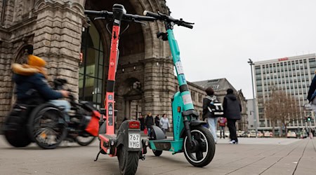 Im Weg herumstehende E-Scooter sind eine potenzielle Unfallquelle und manchmal gar eine tödliche Gefahr. (Symbolbild) / Foto: Daniel Löb/dpa