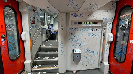 Unbekannte Fans lassen den Zug verwüstet zurück. / Foto: -/Bundespolizei/dpa