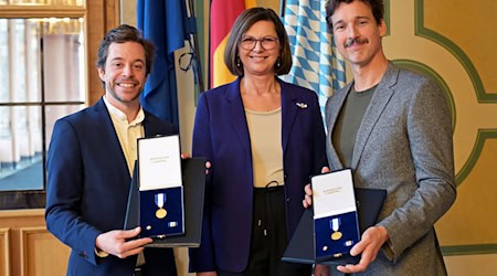 Landtagspräsidentin Ilse Aigner (CSU) zeichnet Tobias Krell und Florian David Fitz bei einem Nachholtermin mit dem Bayerischen Verfassungsorden aus. / Foto: Malin Wunderlich/dpa