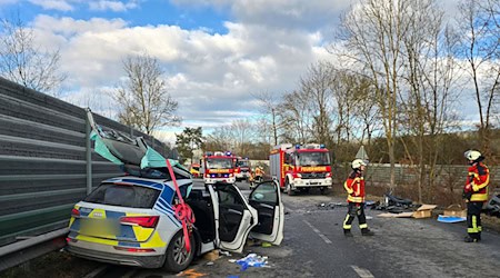 Bei einem Verkehrsunfall mit drei Fahrzeugen, darunter ein Polizeiauto, sind vier Menschen verletzt worden.  / Foto: Moller-Schuh/Vifogra GmbH/dpa