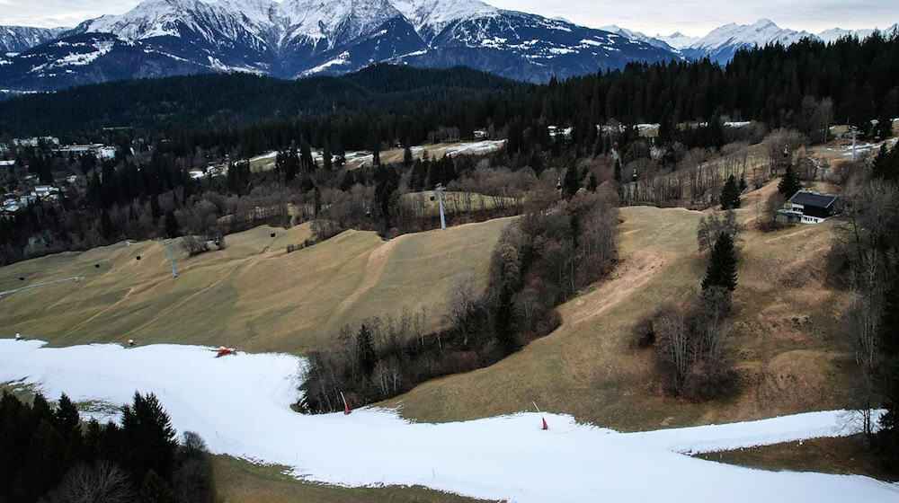 In der Schweiz gibt es teils deutlich weniger Schnee als im 30-jährigen Mittel.  / Foto: Gian Ehrenzeller/KEYSTONE/dpa