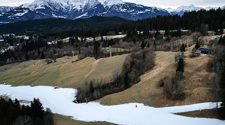 In der Schweiz gibt es teils deutlich weniger Schnee als im 30-jährigen Mittel.  / Foto: Gian Ehrenzeller/KEYSTONE/dpa
