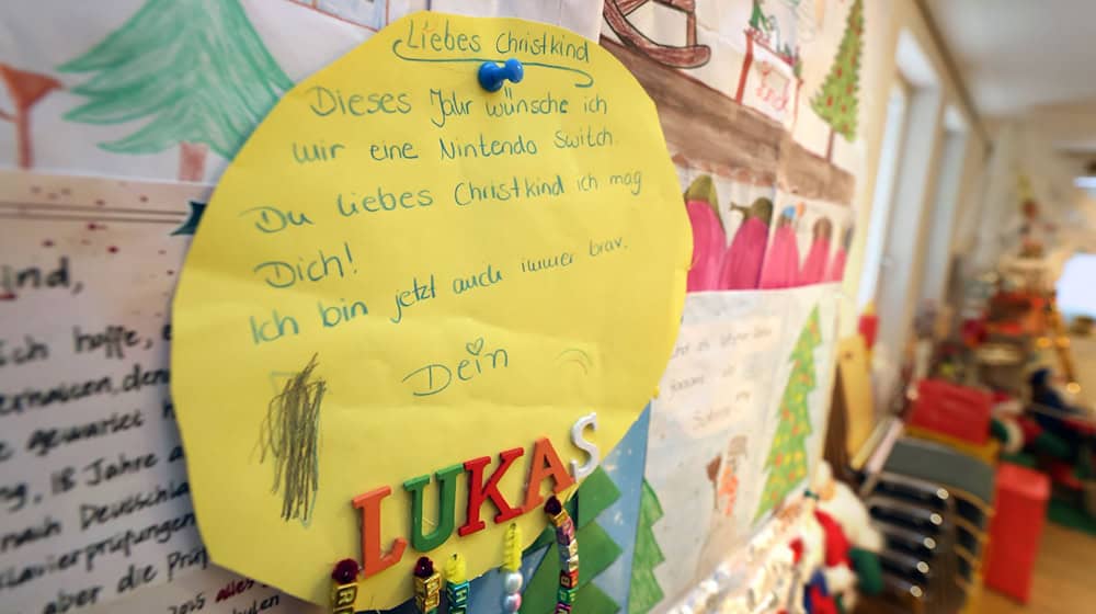 Jedes Jahr beantwortet das Christkind in Bayern Tausende Wunschzettel. (Archivbild) / Foto: Karl-Josef Hildenbrand/dpa