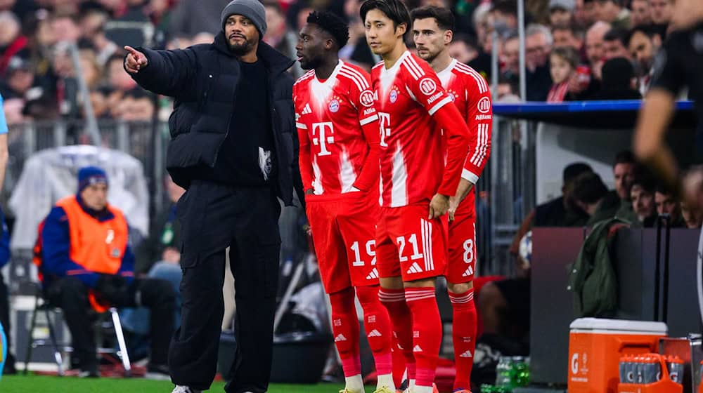 Der große Moment: Vincent Kompany (l) wechselt Alphonso Davies (2.vl) ein. / Foto: Tom Weller/dpa