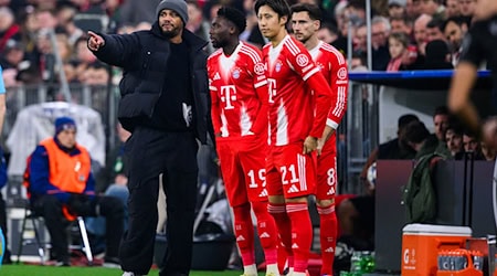 Der große Moment: Vincent Kompany (l) wechselt Alphonso Davies (2.vl) ein. / Foto: Tom Weller/dpa