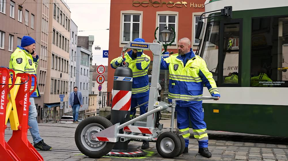 Mit mobilen Pollern am Weihnachtsmarkt, die teilweise minütlich verrückt werden mussten, sorgte die Stadt Augsburg für Aufsehen. (Archivbild) / Foto: Malin Wunderlich/dpa