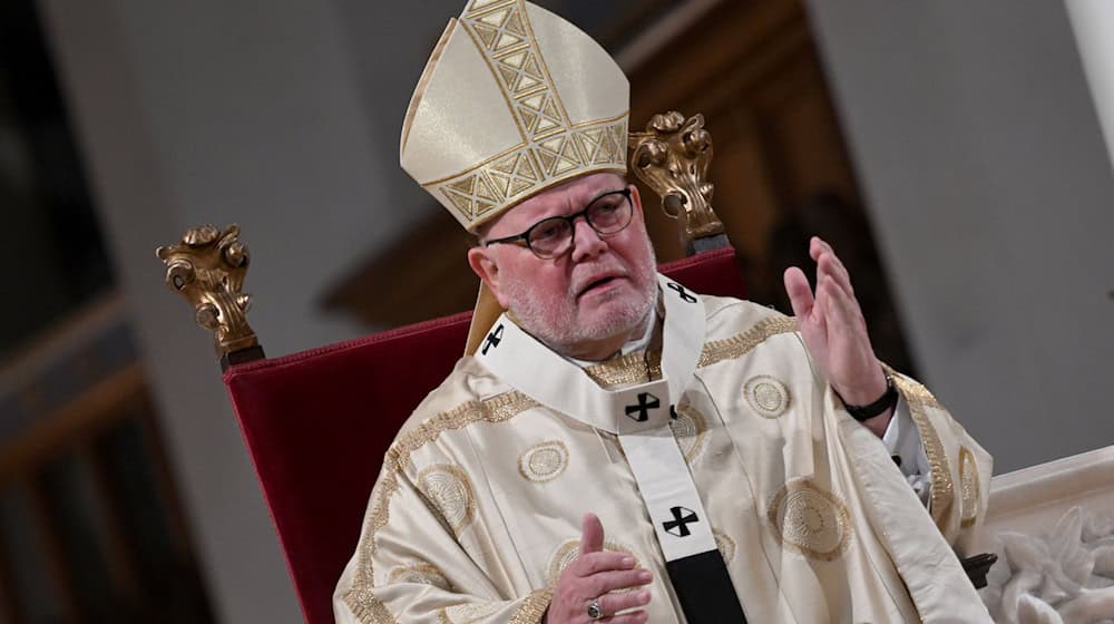 Kardinal Reinhard Marx spricht während der Christmette im Münchner Dom.  / Foto: Felix Hörhager/dpa
