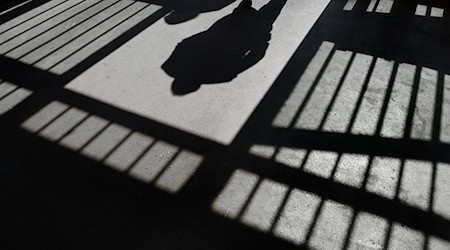Auch wenn die Zahl der Verurteilten in Bayern zuletzt leicht zurückgegangen ist, gibt die neuste Strafverfolgungsstatistik viel Grund zur Beunruhigung. (Illustration) / Foto: Felix Kästle/dpa