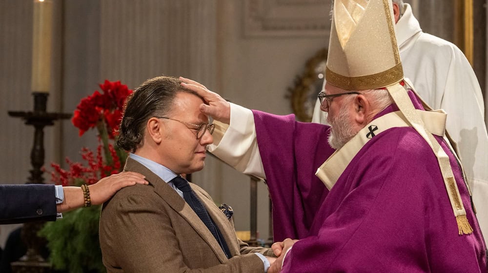 Als einer von mehr als 50 Firmlingen ließ sich Hilko Denekas von Erzbischof Kardinal Reinhard Marx in der Münchner Kirche St. Michael firmen.  / Foto: Stefan Puchner/dpa