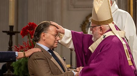 Als einer von mehr als 50 Firmlingen ließ sich Hilko Denekas von Erzbischof Kardinal Reinhard Marx in der Münchner Kirche St. Michael firmen.  / Foto: Stefan Puchner/dpa