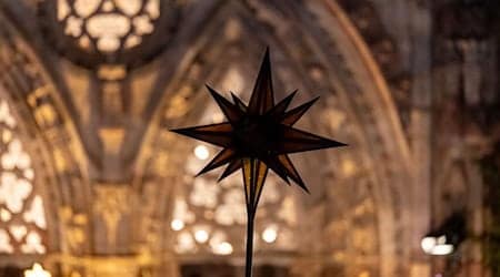 Die Nürnberger Frauenkirche ist festlich erleuchtet. (Archivbild) / Foto: Daniel Karmann/dpa