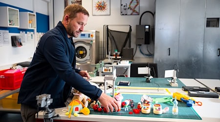 Spielzeug enthalte tendenziell immer mehr Elektronik und werde smarter, sagte Sebastian Rösch, Abteilungsleiter für die Spielzeugtestung beim TÜV Rheinland in Nürnberg. / Foto: Daniel Vogl/dpa