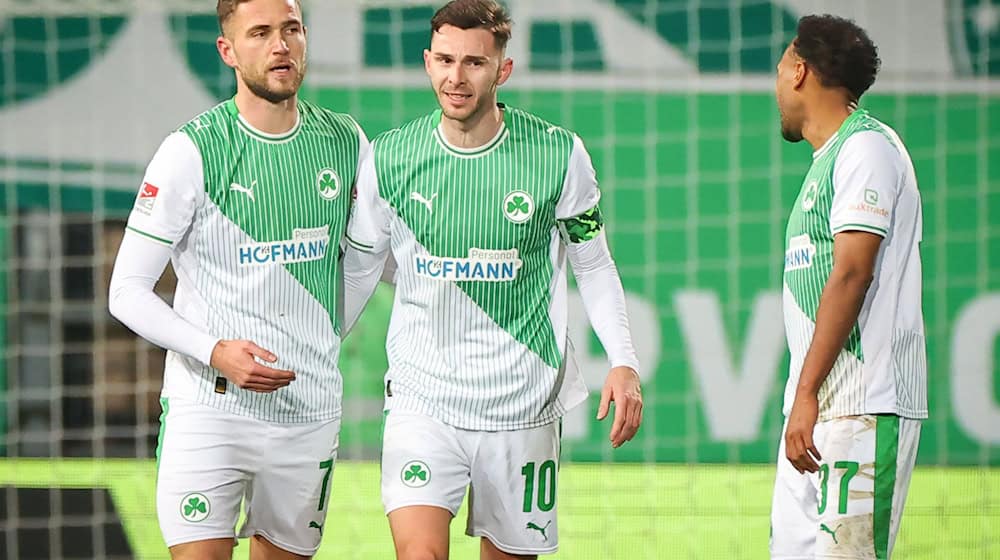 Dennis Srbeny (l) sticht als Joker der Fürther. / Foto: Daniel Karmann/dpa