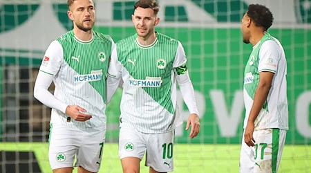 Dennis Srbeny (l) sticht als Joker der Fürther. / Foto: Daniel Karmann/dpa