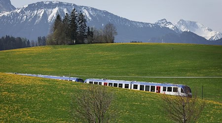 Regionalzüge übernehmen auch in Bayern eine immens wichtige Aufgabe im Bahnnetz. (Symbolbild) / Foto: Karl-Josef Hildenbrand/dpa