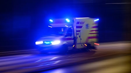 Der 37-Jährige kam mit schweren Brandverletzungen in ein Krankenhaus. (Symbolbild) / Foto: Robert Michael/dpa