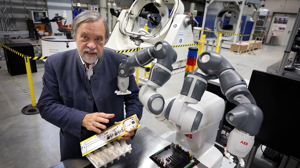 Schon vor 20 Jahren schickte Klaus Schilling kleine Satelliten ins All. / Foto: Karl-Josef Hildenbrand/dpa