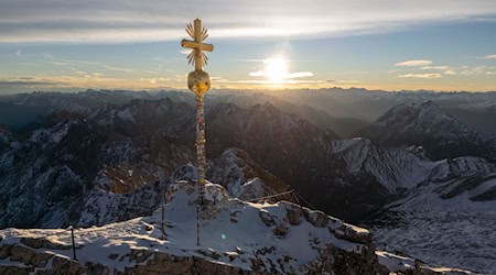 Die Zugspitze hatten die Aktivisten als Ort für ihre Demo auserkoren. (Archivbild) / Foto: Peter Kneffel/dpa