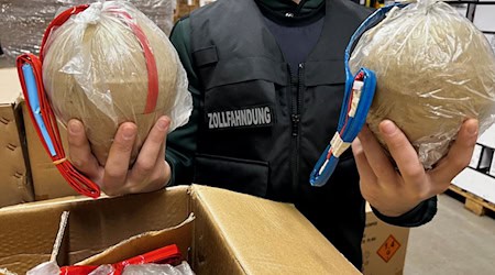 Kugelbomben sind hochgefährlich. / Foto: --/Zollfahndungsamt München/dpa