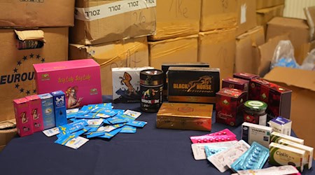 Vermeintlich natürliche Potenzmittel enthalten laut Zoll oft versteckte Wirkstoffe, die eigentlich verschreibungspflichtig sind. (Handout) / Foto: -/Hauptzollamt Schweinfurt/dpa