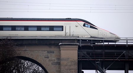 Auch die Eurocity-Express-Züge in Richtung Zürich sind von den Problemen betroffen. (Archivbild) / Foto: Karl-Josef Hildenbrand/dpa