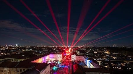 Eine Lasershow auf der Silvestermeile auf der Ludwigstraße in München. / Foto: Peter Kneffel/dpa