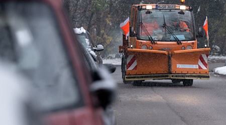 Fahrer und Beifahrer im Räumfahrzeug wurden bei dem Unfall am Sonntagmorgen laut Polizei leicht verletzt. (Symbolbild) / Foto: Sven Hoppe/dpa