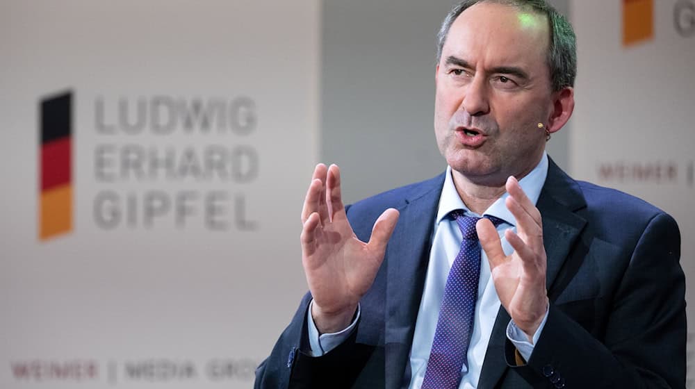 In früheren Jahren kam Bayerns Wirtschaftsminister Hubert Aiwanger gerne und regelmäßig zum Erhard-Gipfel an den Tegernsee - in diesem Jahr hat er sich noch nicht final entschieden. (Archivbild) / Foto: Sven Hoppe/dpa