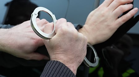 Die Polizei nimmt den Verdächtigen noch in der Nähe des Supermarktes fest. (Symbolbild) / Foto: Marcus Brandt/dpa