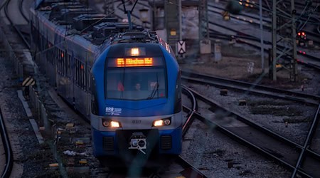 Nach der Entgleisung eines Güterzuges kommt es auf der Strecke München - Rosenheim - Kufstein zu Bauarbeiten. (Symbolbild) / Foto: Peter Kneffel/dpa