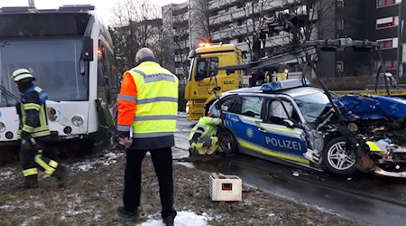 Bei dem Straßenbahnunfall in Augsburg wurden zwei Polizisten und eine Tramfahrerin verletzt.  / Foto: Annette Zoepf/dpa