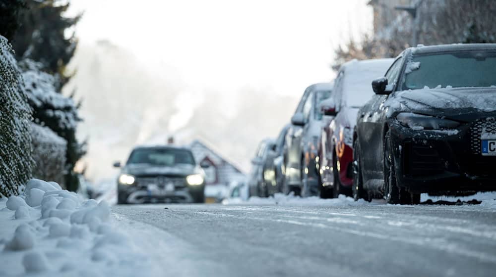Im Osten des Freistaats hält die Glatteisgefahr bis Dienstagvormittag an.  / Foto: Daniel Vogl/dpa