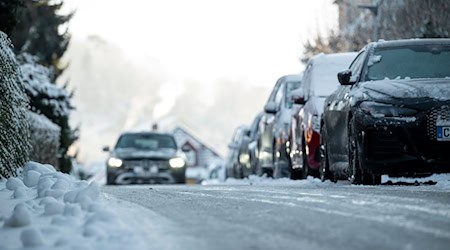 Im Osten des Freistaats hält die Glatteisgefahr bis Dienstagvormittag an.  / Foto: Daniel Vogl/dpa