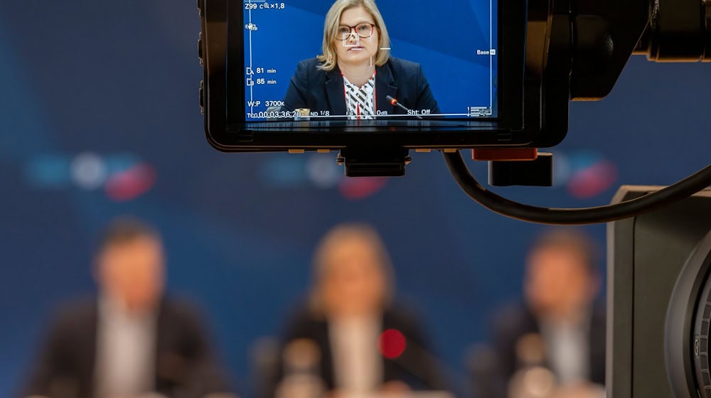 Die bayerische Landtags-AfD verschärft ihren Kurs weiter. / Foto: Peter Kneffel/dpa