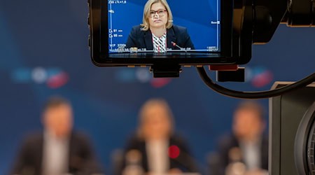 Die bayerische Landtags-AfD verschärft ihren Kurs weiter. / Foto: Peter Kneffel/dpa