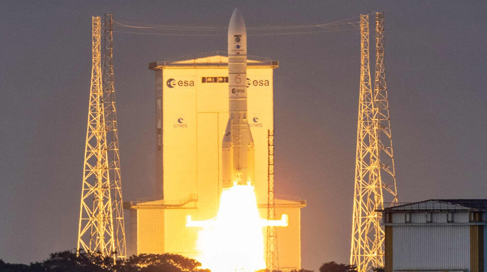 Hier startet die Ariane 6 in der schwächeren Version mit zwei Boostern, im Februar soll sie erstmals in der stärksten Version mit vier Boostern fliegen. (Archiv) / Foto: Ronan Lietar/AFP/dpa