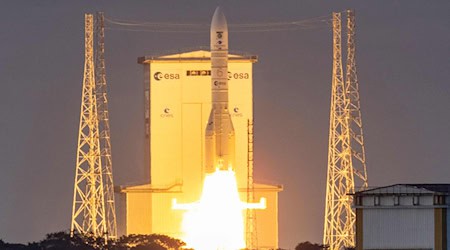 Hier startet die Ariane 6 in der schwächeren Version mit zwei Boostern, im Februar soll sie erstmals in der stärksten Version mit vier Boostern fliegen. (Archiv) / Foto: Ronan Lietar/AFP/dpa