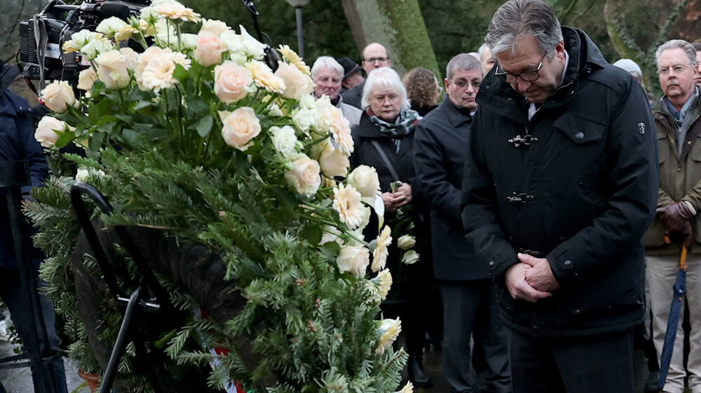 Herzing im vergangenen Jahr bei einer Kranzniederlegung am Tatort. (Archivbild)  / Foto: Daniel Löb/dpa