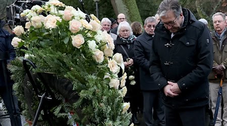 Herzing im vergangenen Jahr bei einer Kranzniederlegung am Tatort. (Archivbild)  / Foto: Daniel Löb/dpa