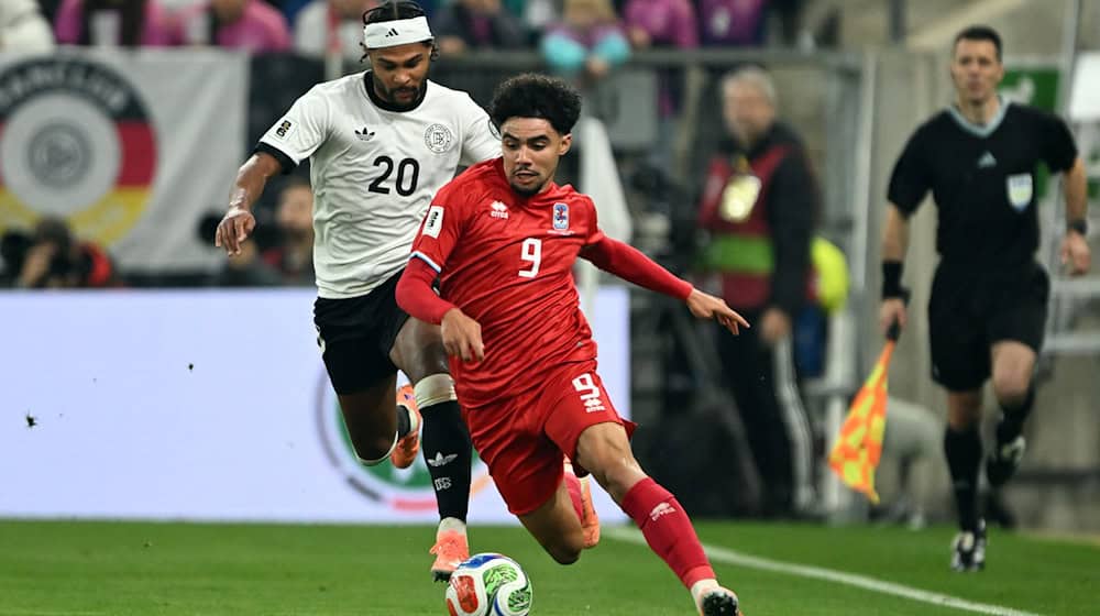 Der luxemburgische Nationalspieler Aiman Dardari (r) wechselt per Leihe von Augsburg nach Fürth. (Archivbild) / Foto: Federico Gambarini/dpa