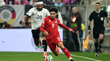Der luxemburgische Nationalspieler Aiman Dardari (r) wechselt per Leihe von Augsburg nach Fürth. (Archivbild) / Foto: Federico Gambarini/dpa