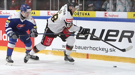 Fabrizio Pilu (r) bleibt in Augsburg. (Archivbild) / Foto: Ján Krolák/TASR/dpa