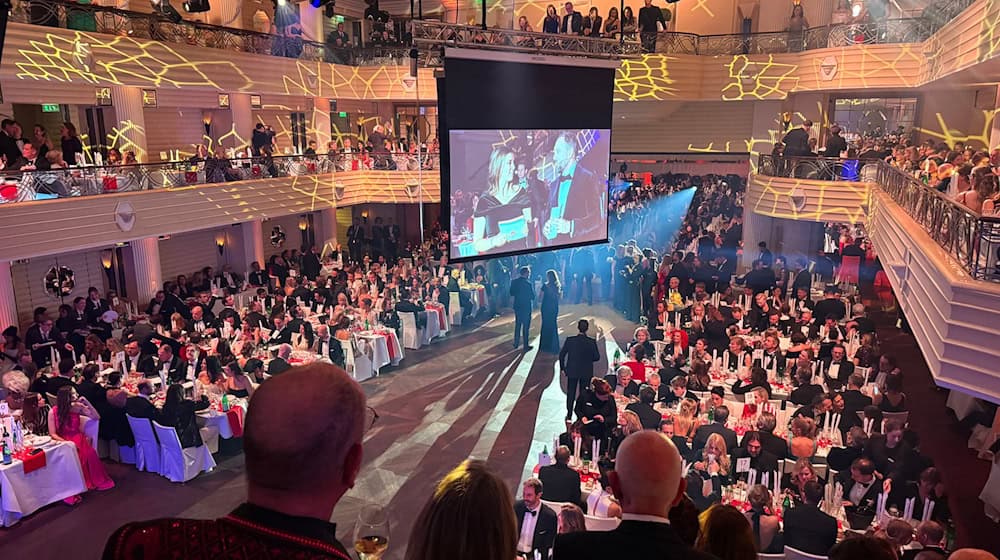 Steven Gätjen und Nina Eichinger moderieren den Filmball. / Foto: Malin Wunderlich/dpa