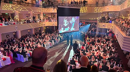 Steven Gätjen und Nina Eichinger moderieren den Filmball. / Foto: Malin Wunderlich/dpa