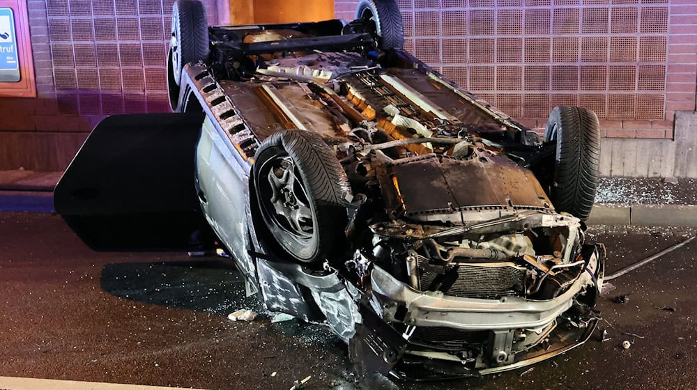 Aus bisher ungeklärter Ursache fuhr das Auto gegen einen Bordstein und prallte dann gegen die Tunnelwand.  / Foto: Ralf Hettler/dpa