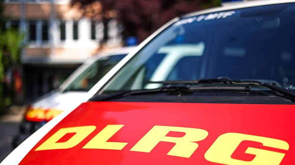 Taucher des DLRG halfen bei der Bergung des Wagens. (Symbolbild)  / Foto: Christoph Reichwein/dpa