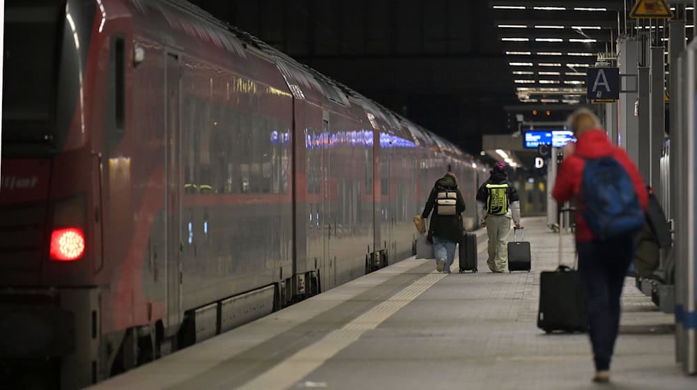 Reisende am Münchner Hauptbahnhof. Seit 1991 ist der Ausbau der Bahnstrecke Richtung Freilassing und Salzburg geplant. Nun könnte das Vorhaben ein weiteres Mal ins Stocken geraten. (Symbolbild) / Foto: Malin Wunderlich/dpa
