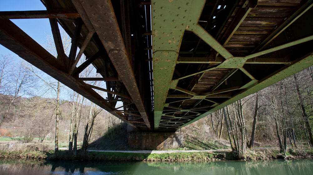 Wegen zahlreicher maroder Brücken im Pegnitztal wird die Bahnstrecke zwischen Hersbruck im Nürnberger Land und Pegnitz im Landkreis Bayreuth noch mehrere Monate gesperrt bleiben. (Archivbild) / Foto: Daniel Karmann/dpa