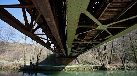 Wegen zahlreicher maroder Brücken im Pegnitztal wird die Bahnstrecke zwischen Hersbruck im Nürnberger Land und Pegnitz im Landkreis Bayreuth noch mehrere Monate gesperrt bleiben. (Archivbild) / Foto: Daniel Karmann/dpa
